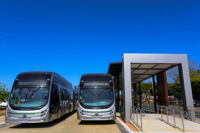 Motociclista fica ferido após bater em ônibus da Linha Verde, em São José dos Campos