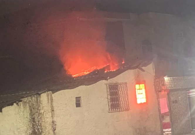 Incêndio atinge casa de alvenaria em Vicente de Carvalho e resulta em problemas estruturais