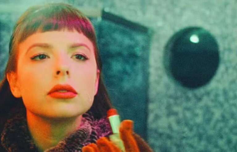 Julia Mestre se reinventa em ‘Maravilhosamente Bem’, álbum inspirado nas baladas dos anos 80