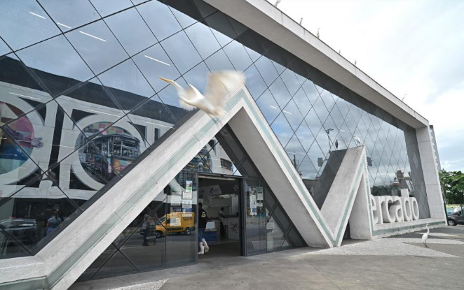 Campanha contra gripe é realizada em frente ao Mercado de Peixes em Santos