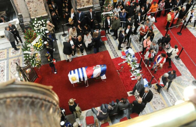 Milhares de uruguaios formam longas filas para se despedirem do ‘Viejo amigo’ Pepe Mujica