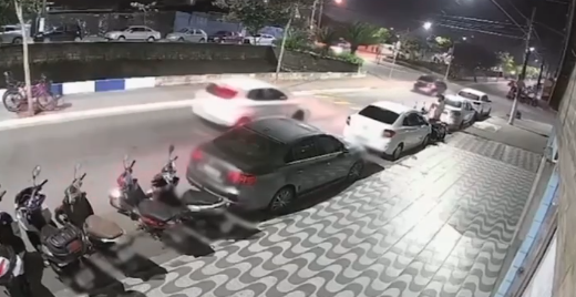 Mulher tem moto furtada enquanto rezava em igreja de Praia Grande; VÍDEO