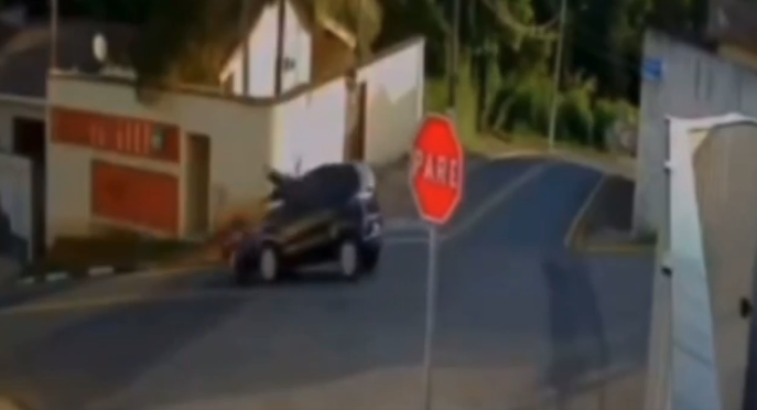 Motociclista é arremessada para cima de carro e fica ferida em Cajati; Veja o vídeo