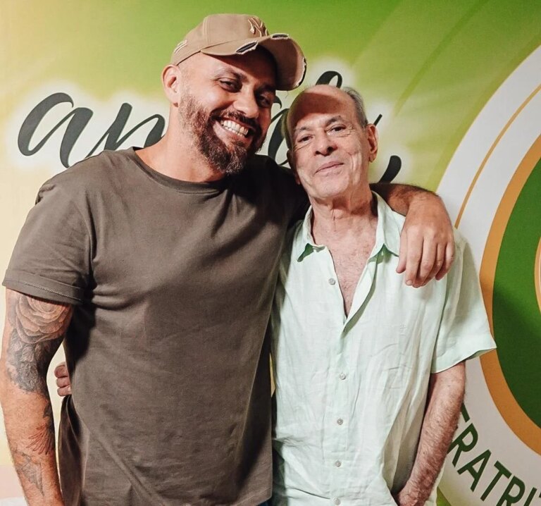 Ney Matogrosso visita barracão da Imperatriz e conhece detalhes do enredo