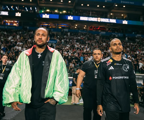 Neymar confere jogo de influenciadores no dia em que Santos perde do Corinthians