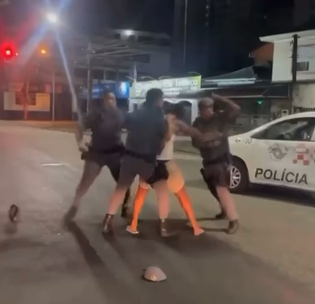 Vídeo mostra homem sendo agredido por três PMs em Santos e corporação alega resistência e desacato