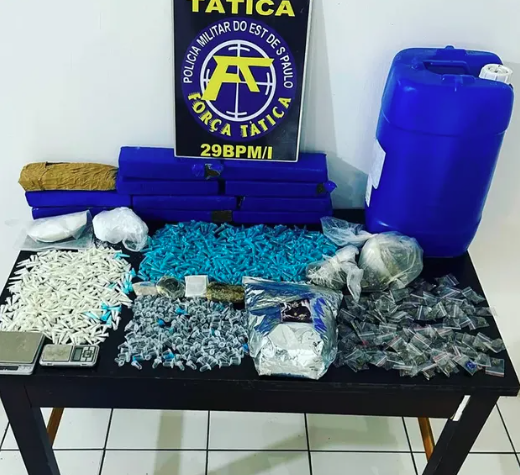 Dupla tenta fugir mas cai de moto e é presa por tráfico de drogas em Mongaguá