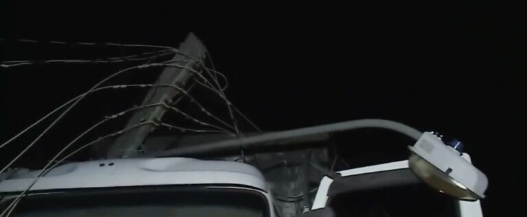 Caminhão enrosca em fios, derruba três postes e deixa bairros sem energia em Campinas