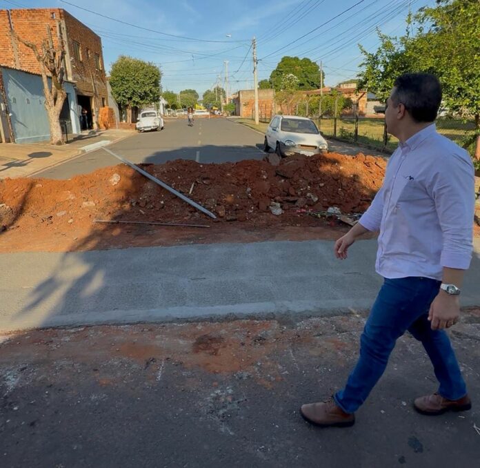 prefeito-lucas-zanatta-visita-obras-de-construcao-de-sarjetoes Foto: Divulgação
