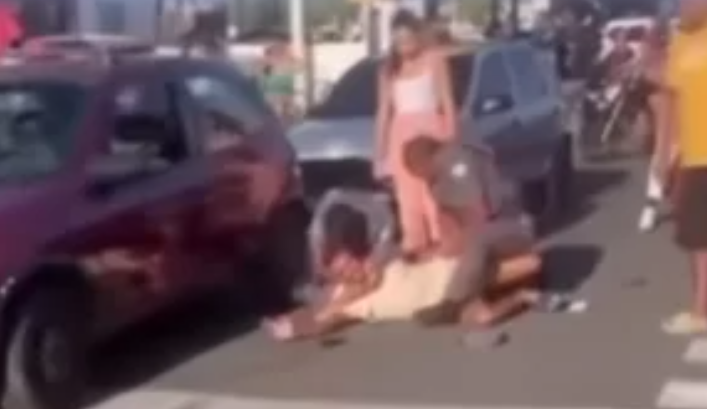 PMs são vistos ‘em cima’ de homem durante abordagem e corporação alega desrespeito em Vicente de Carvalho