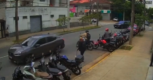 Bandidos roubam motos à luz do dia em Santos e impunidade revolta população; VÍDEO