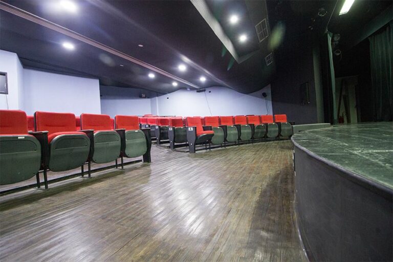 Teatro do SESI Santos recebe show “Minha voz é um vento” de Estela Manfrinato