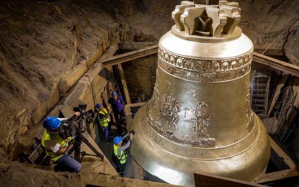 Sino gigante de 55 toneladas com destino a Goiás, passa por Catedral de Santos neste sábado; Saiba mais
