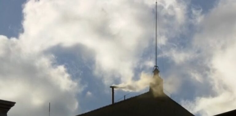 URGENTE: fumaça branca sai da chaminé da Capela Sistina e novo papa é escolhido