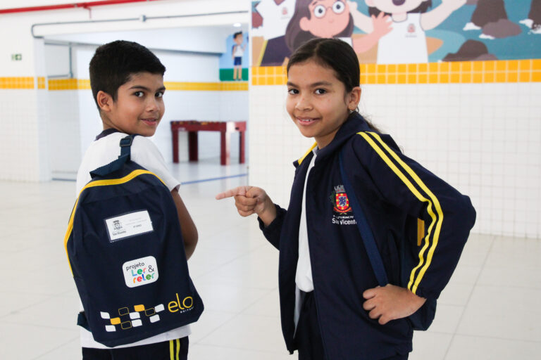 Projeto ‘Ler e Reler’ distribui mochilas com livros paradidáticos a alunos da rede municipal de São Vicente
