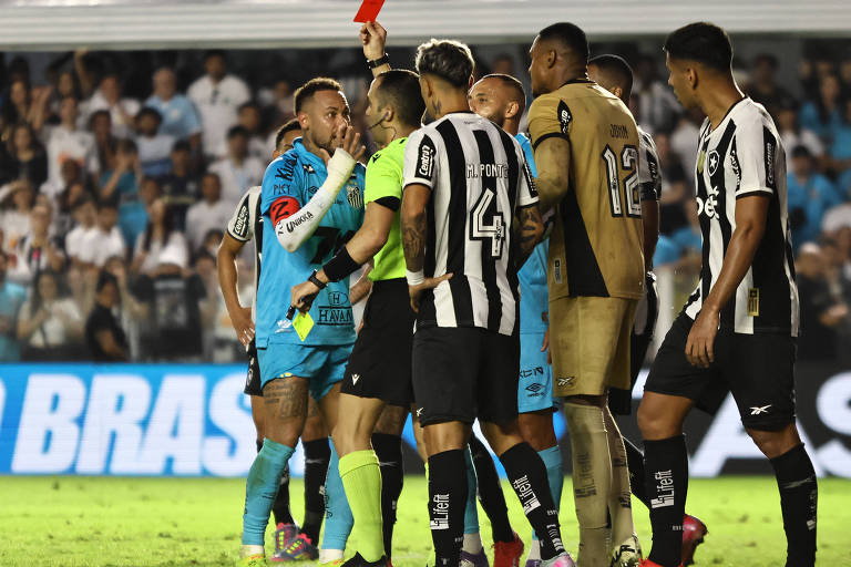 Neymar é expulso por tentar gol de mão e não joga mais no Santos até fim de contrato