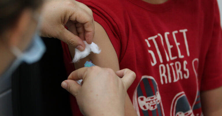 Vacinação de jovens é peça-chave para diminuir casos de dengue em Ribeirão Preto, diz especialista da USP