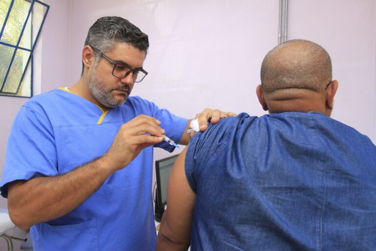 Campinas amplia vacinação contra gripe com ações especiais em mercados, shopping e unidades de saúde