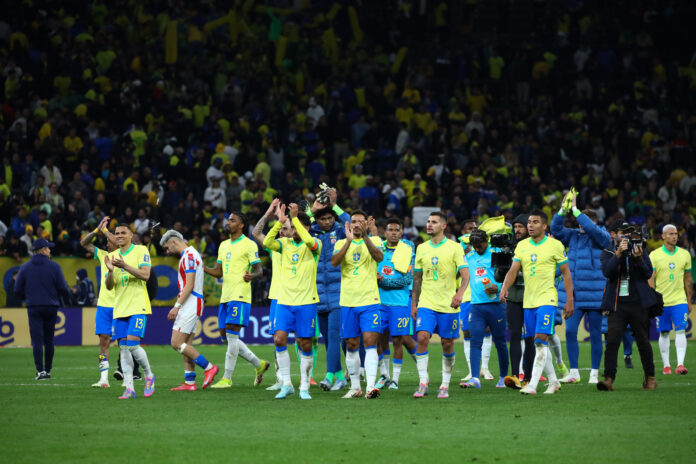 Jogadores da Seleção Brasileira agradecem a torcida após vencer por 1 a 0 o Paraguai | Marina Uezima/Brazil Photo Press/Folhapress) Jogadores da Seleção Brasileira agradecem a torcida após vencer por 1 a 0 o Paraguai | Marina Uezima/Brazil Photo Press/Folhapress)