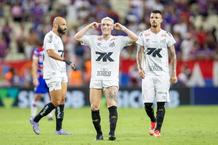 jogador do Santos comemora seu gol durante partida contra o Fortaleza no estadio Arena Castelao | Baggio Rodrigues/AGIF/Folhapress