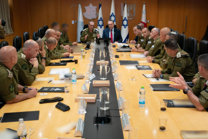 Fotografia cedida pelo Ministério de Defesa de Israel que mostra o ministro desta carta, Israel Katz e o chefe do prefeito do estado, teniente general Eyal Zamir durante uma reunião com membros do Foro do Estado Mayor. O Exército israelense confirmou que a madrugada deste domingo foi bombardeada com Fotografia cedida pelo Ministério de Defesa de Israel que mostra o ministro desta carta, Israel Katz e o chefe do prefeito do estado, teniente general Eyal Zamir durante uma reunião com membros do Foro do Estado Mayor. O Exército israelense confirmou que a madrugada deste domingo foi bombardeada com