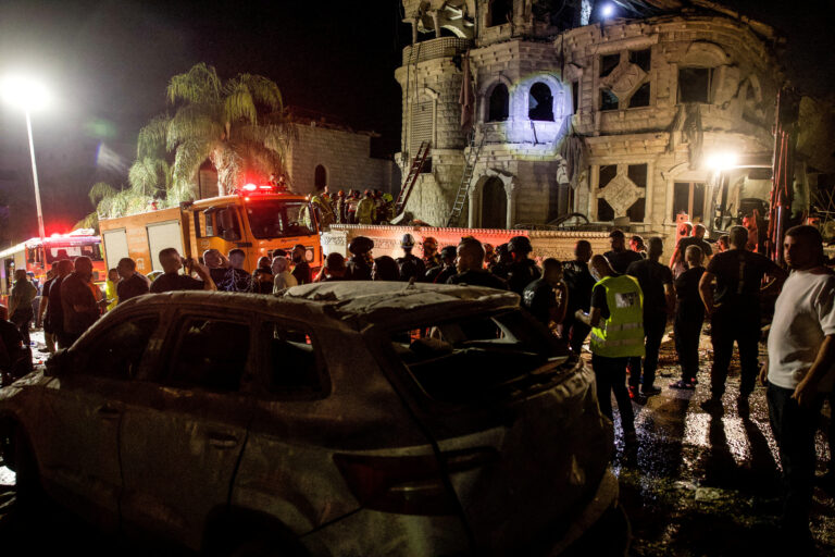 Equipes de resgate e segurança operam após mísseis disparados do Irã atingirem um prédio residencial no norte de Israel, em Tamra | REUTERS/Itay Cohen