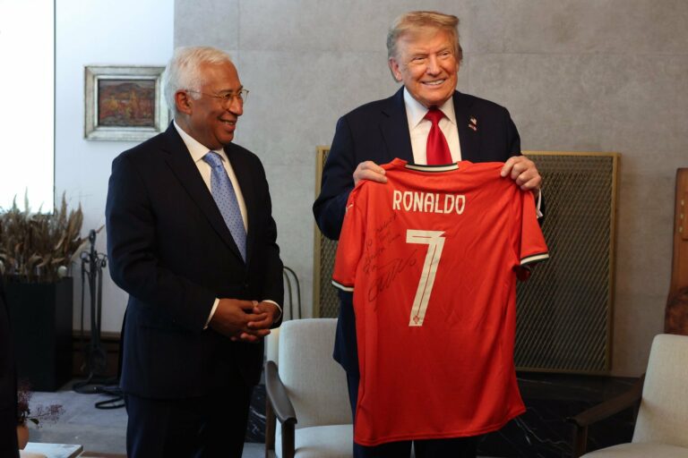 O presidente do Conselho Europeu, António Costa posando com o Trump depois de entregar uma camiseta do seu compatriota Cristiano Ronaldo | EFE