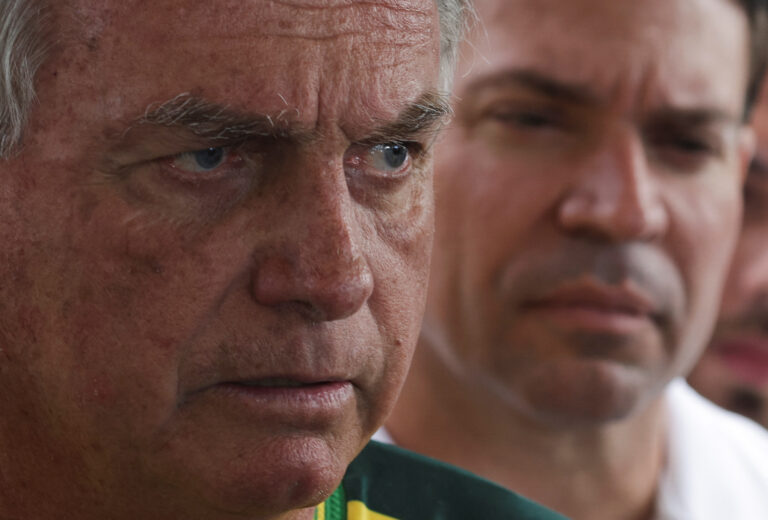 O ex-presidente Jair Bolsonaro fala com a imprensa observado por Alexandre Ramagem | REUTERS/Ricardo Moraes