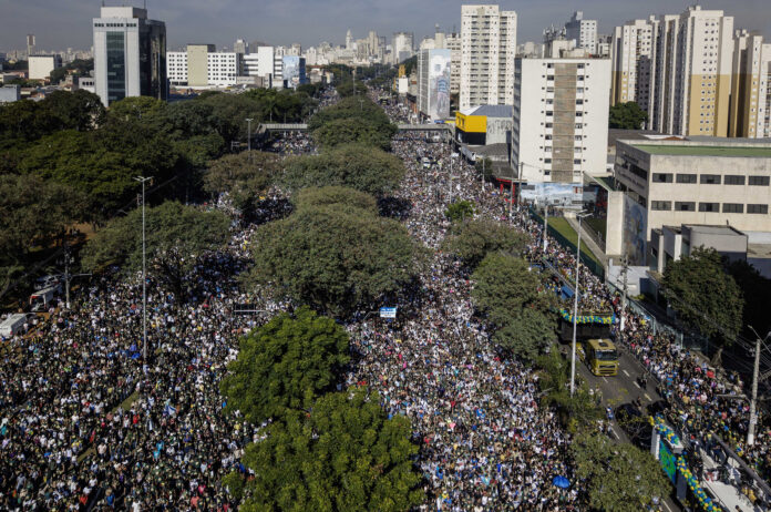 Marcha para Jesus passa na av. Tiradentes e av. Santos Dumont em direção ao palco no Campo de Marte, no centro de SP | Foto: Eduardo Knapp/Folhapress