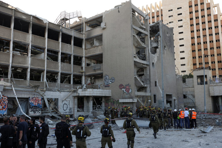 Equipes de emergência trabalham em um local de impacto após o ataque de mísseis do Irã contra Israel, em meio ao conflito Irã-Israel | REUTERS/Florion