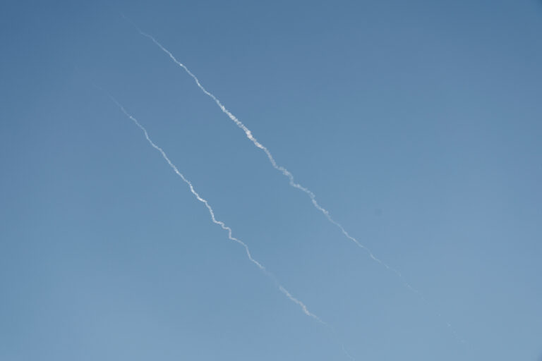 Mísseis lançados do Irã em direção a Israel são vistos de Tubas, em meio ao conflito Irã-Israel, na Cisjordânia ocupada por Israel, em 24 de junho de 2025 | REUTERS/Raneen Sawafta