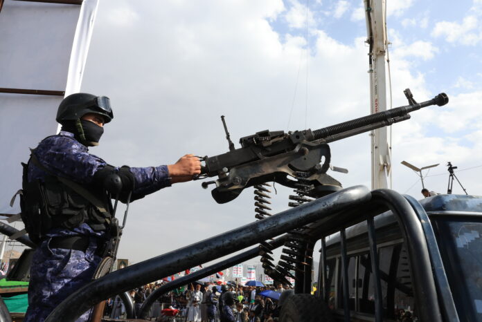 Um soldado Houthi empunha uma metralhadora em um veículo durante uma patrulha durante um protesto contra os EUA e Israel. Milhares de apoiadores Houthi se manifestaram em Sana'a para demonstrar solidariedade ao povo palestino | EFE/EPA/YAHYA ARHAB
