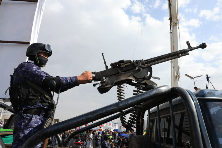 Um soldado Houthi empunha uma metralhadora em um veículo durante uma patrulha durante um protesto contra os EUA e Israel. Milhares de apoiadores Houthi se manifestaram em Sana'a para demonstrar solidariedade ao povo palestino | EFE/EPA/YAHYA ARHAB