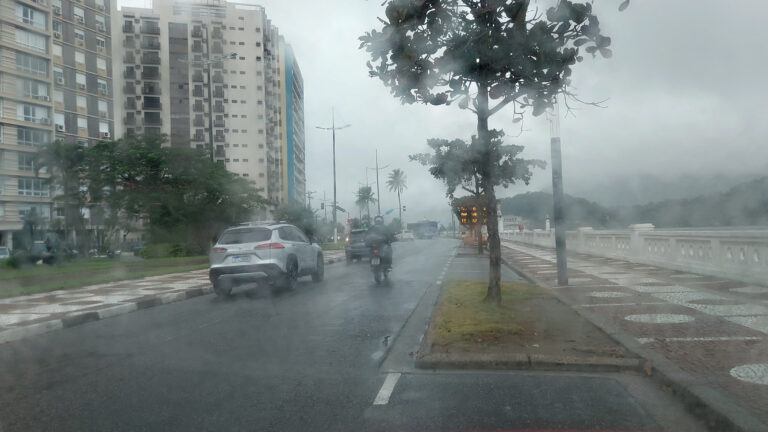 Uma fria e persistente chuva envolveu a cidade de Santos, no litoral paulista | Foto: Luigi Bongiovanni/Folhapress