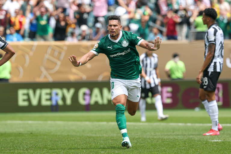 Paulinho do Palmeiras comemora gol durante partida contra o Botafogo válido pelas oitavas de finais da Copa do Mundo de Clubes | William Volcov/Brazil Photo Press/Folhapress
