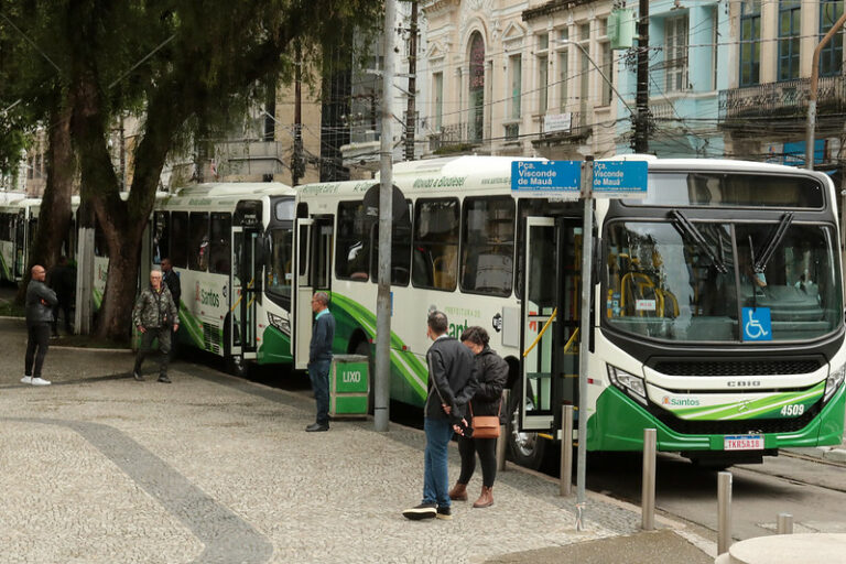 28 ônibus são vandalizados na madrugada deste domingo na Baixada Santista