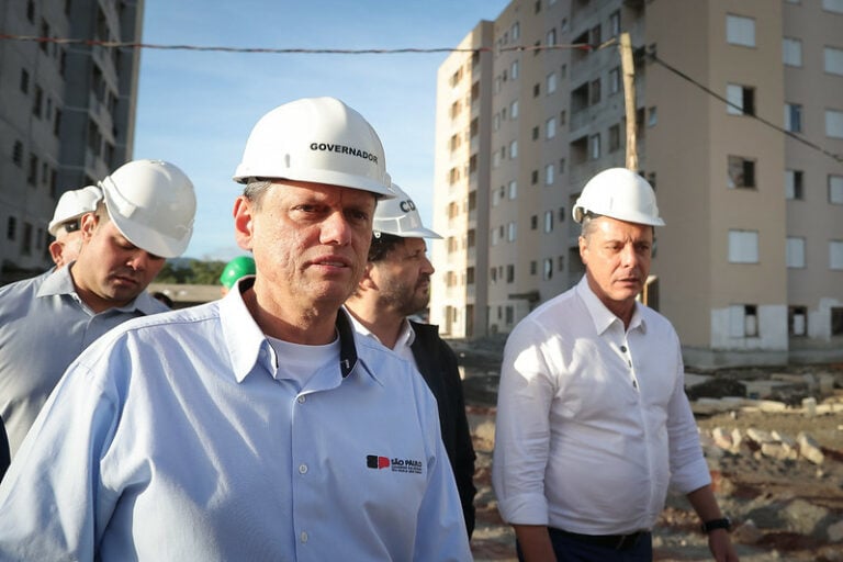 Tarcísio de Freitas vistoria obras de moradias para famílias que vivem em palafitas na Baixada Santista