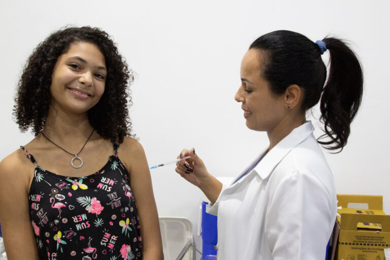 Posto do shopping Brisamar aplica mais de mil doses de vacinas no feriado prolongado