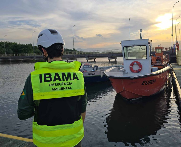 Ibama, Cetesb e Marinha do Brasil vistoriam terminais portuários na Baixada Santista
