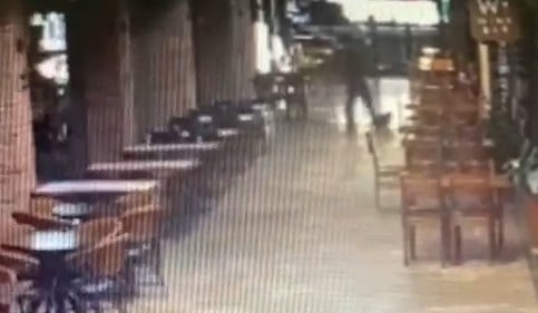 Veja o vídeo: mulher foi morta a facadas enquanto almoçava em centro comercial de Jundiaí