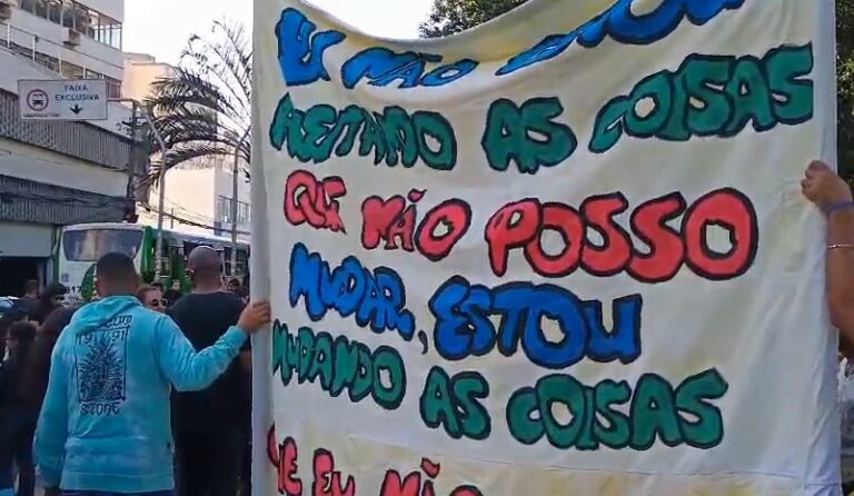 Impasse com a Prefeitura leva profissionais do Cândido Ferreira a protesto em frente ao Paço