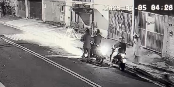 Casal é assaltado sob ameaça de morte em ponto de ônibus na Vila União; veja vídeo