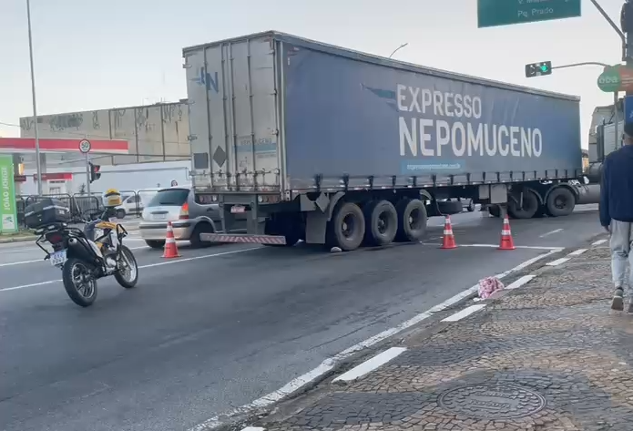 Caminhão quebrado trava trânsito na Avenida João Jorge