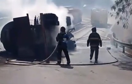 Carreta carregada com etanol tomba e provoca vazamento na Zeferino Vaz, em Paulínia