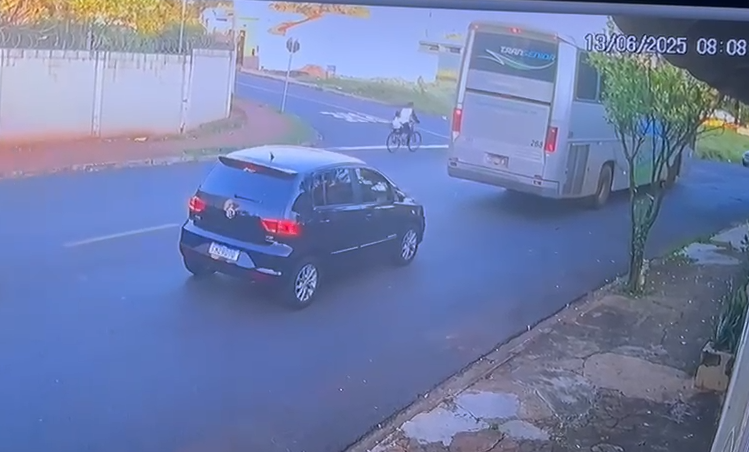Vídeo mostra o momento da colisão entre irmãs e ônibus no Parque dos Pinus
