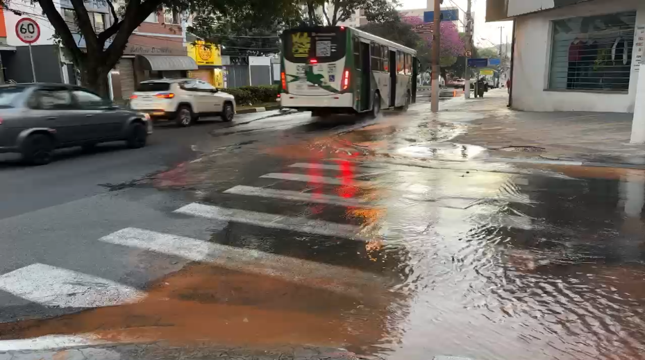 Vazamento de água alaga ruas e deixa carros submersos em Campinas