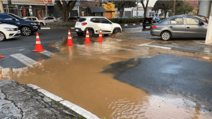 Vazamento de água alaga ruas e deixa carros submersos em Campinas Vazamento de água alaga ruas e deixa carros submersos em Campinas