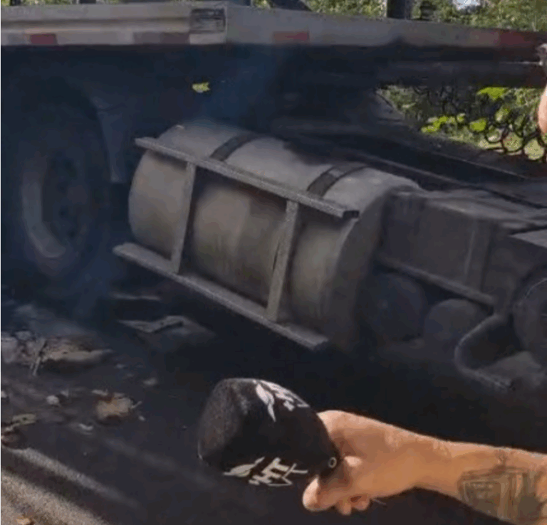 Motorista tenta fazer conversão e caminhão cegonha acaba “entalado” no Ipiranga