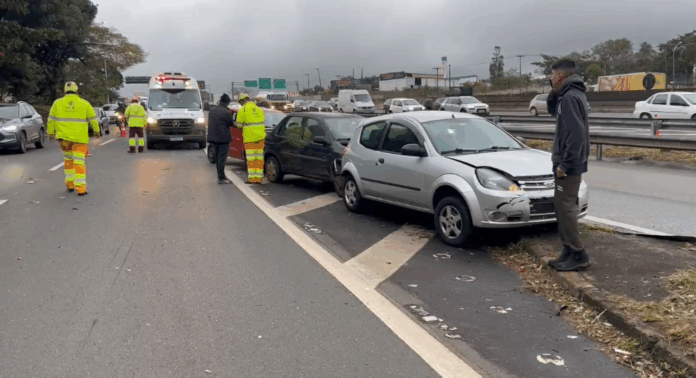 Engavetamento com sete carros deixa trânsito lento na Rodovia Anhanguera, em Campinas