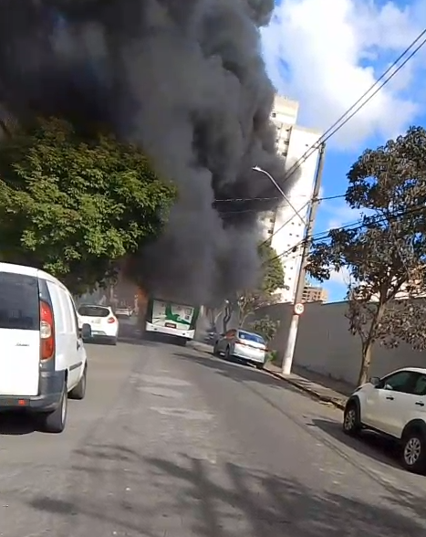 Agora: ônibus pega fogo e interdita rua no Cambuí